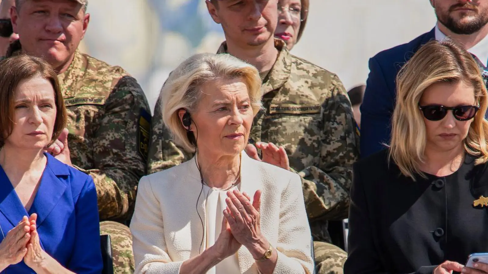 Gemeinsam mit Staats- und Regierungschefs aus Ländern wie Rumänien und Moldau reiste EU-Kommissionspräsidentin Ursula von der Leyen (2.v.r) am Mittwoch nach Kiew. (Archivbild)  (Foto: Dan Bashakov/AP/dpa)