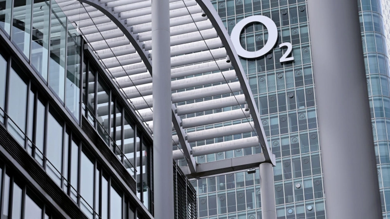 Das Logo bleibt zwar groß hängen an der Münchner Deutschlandzentrale, die Gesamtzahl der Belegschaft wird aber kleiner. (Archivbild) (Foto: Sven Hoppe/dpa)
