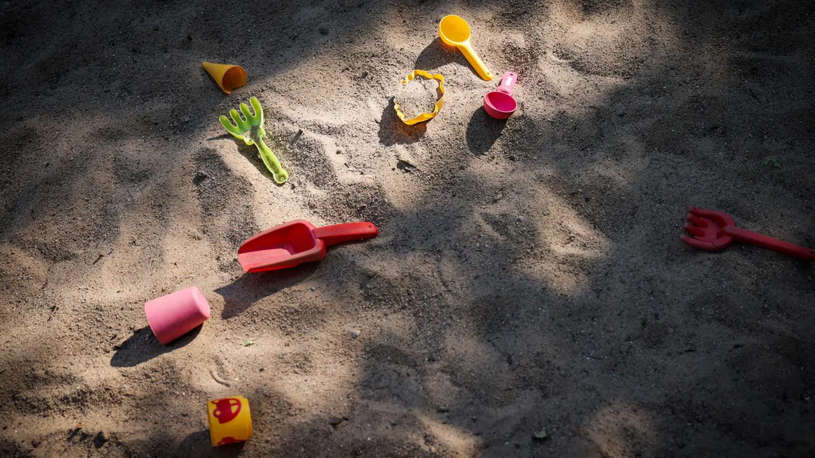 In Ostfriesland ist ein dreijähriges Kind in ein Sandloch gefallen und im Krankenhaus gestorben. (Symbolbild) (Foto: Christian Charisius/dpa)