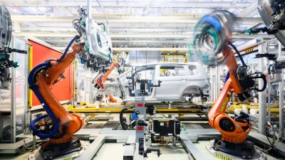 Die Autoindustrie ist ein wichtiger Abnehmer für Robotik und Automatisierung - und derzeit in einer Schwächephase.  (Archivbild) (Foto: Julian Stratenschulte/dpa/dpa-tmn)