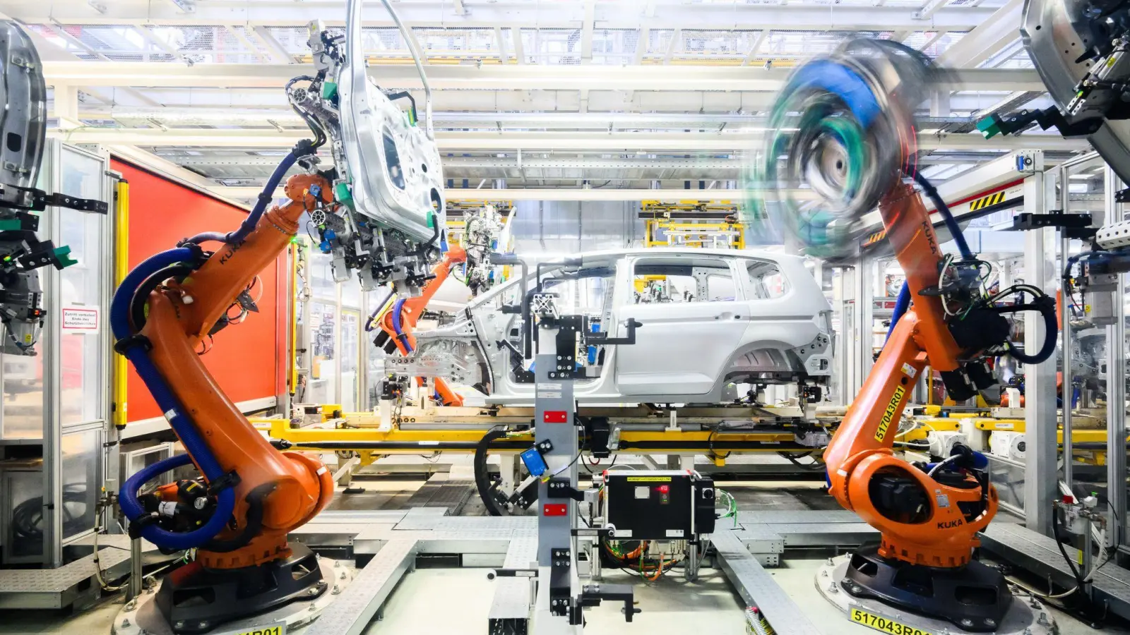 Die Autoindustrie ist ein wichtiger Abnehmer für Robotik und Automatisierung - und derzeit in einer Schwächephase.  (Archivbild) (Foto: Julian Stratenschulte/dpa/dpa-tmn)