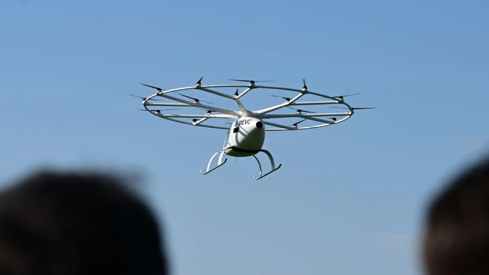 Nach dem Willen von Volocopter sollen die Flugtaxis auch während der Olympischen Spiele in Paris in der Luft zu sehen sein. (Archivbild)  (Foto: Bernd Weißbrod/dpa)