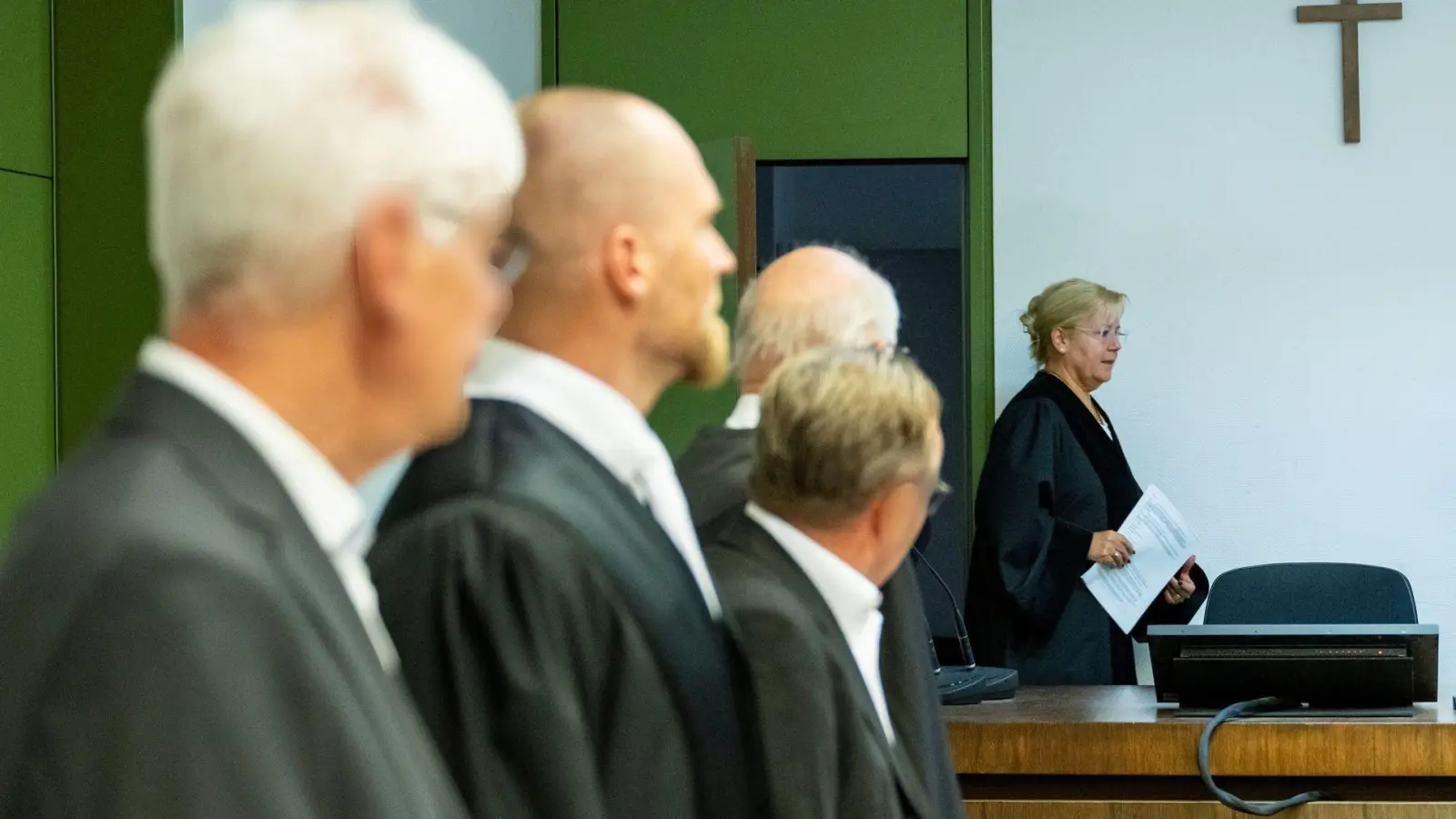 Die Angeklagten mit ihren Verteidigern zu Prozessbeginn. Im Hintergrund die Vorsitzende Richterin. (Archivbild) (Foto: Lennart Preiss/dpa)