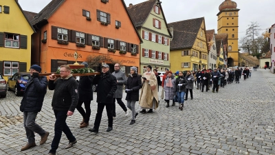 Die Dreikönigsprozession startete an der Kriegergedächtniskapelle am Segringer Tor und führte durch die Innenstadt zum Münster St. Georg. Auf einer Trage mitgeführt wurde das Dreikönigsreliquiar. (Foto: Benedikt Mack)