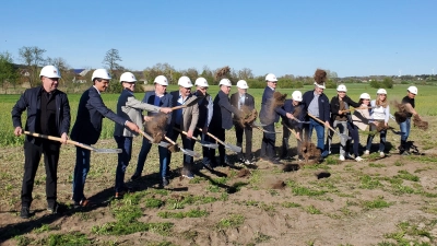 Amtierende und künftige Bürgermeister, der Landrat, Planer, sowie Vertreter der Baufirma stellten zwar nicht mal eben die ganze Baugrube für die Kläranlage her, aber sie freuten sich, dass nach der langen Vorbereitungsphase endlich zur Tat geschritten werden konnte. (Foto: Ulli Ganter)