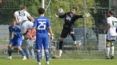 Steinachgrunds Torhüter Daniel Himmrich streckt sich, um den Kopfball von Ammerthals Henrik Brüggen (Nummer 15) zu klären. (Foto: Martin Rügner)