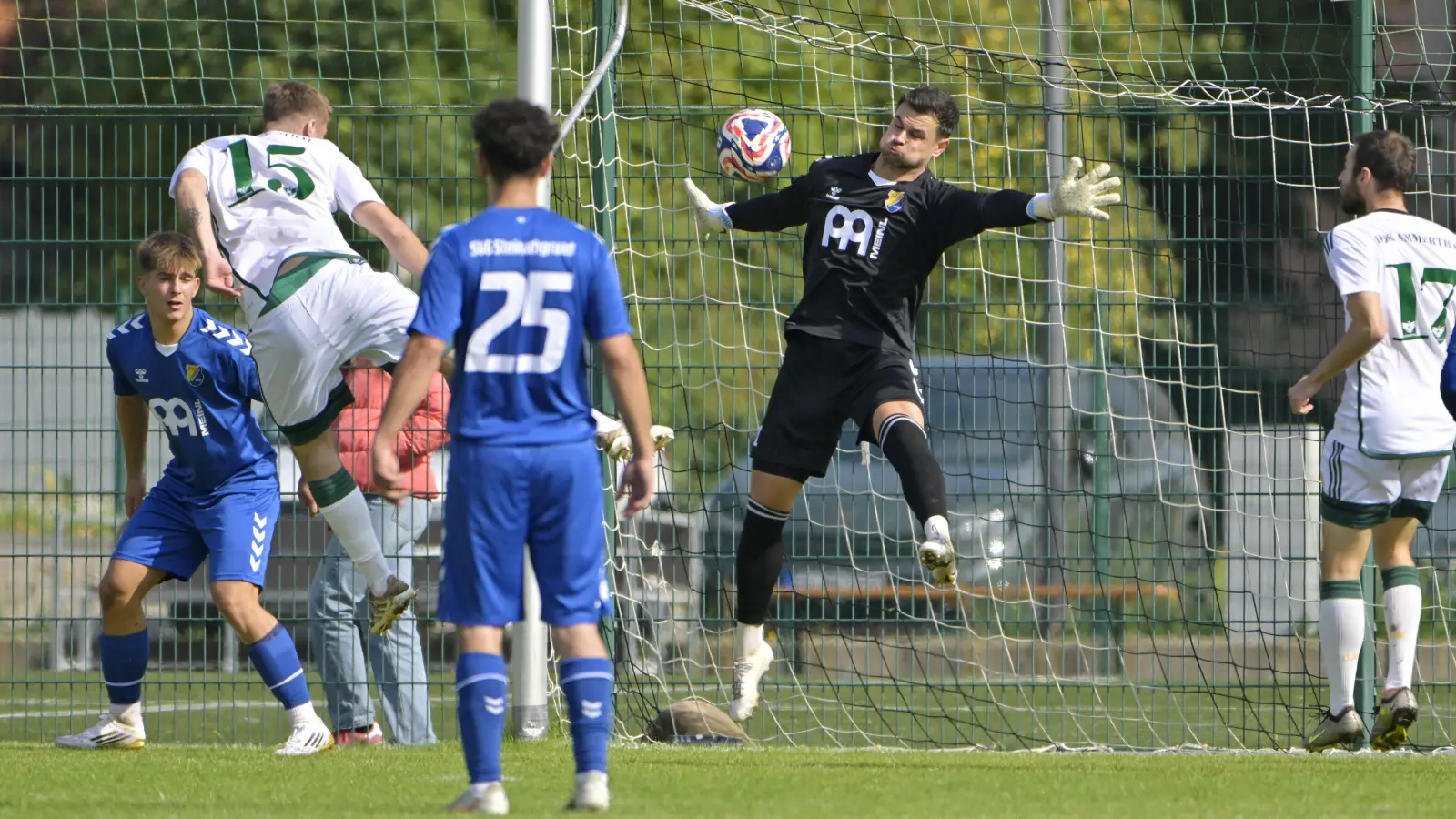 Steinachgrunds Torhüter Daniel Himmrich streckt sich, um den Kopfball von Ammerthals Henrik Brüggen (Nummer 15) zu klären. (Foto: Martin Rügner)