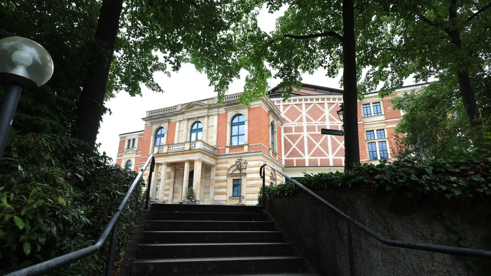 Das Bayreuther Festspielhaus zog auch diesmal wieder ein kritisches, aber begeisterungsfähiges Publikum an. (Archivbild) (Foto: Karl-Josef Hildenbrand/dpa)