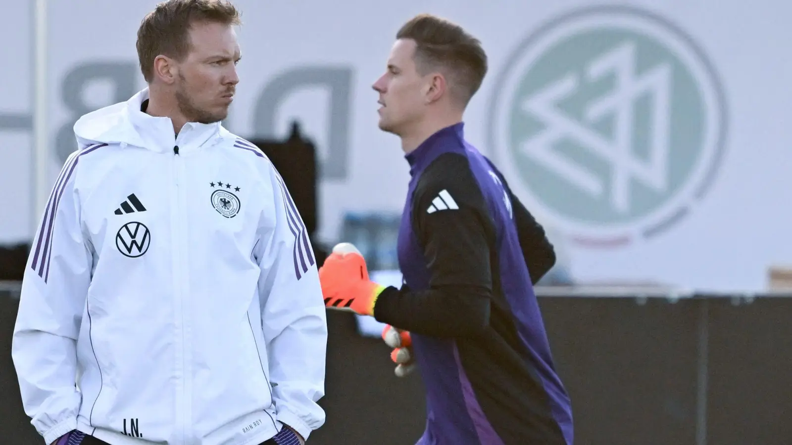 Trotz Verletzung: Julian Nagelsmann (l) bekennt sich zu Marc-André ter Stegen als DFB-Torwart Nummer eins.  (Foto: Arne Dedert/dpa)