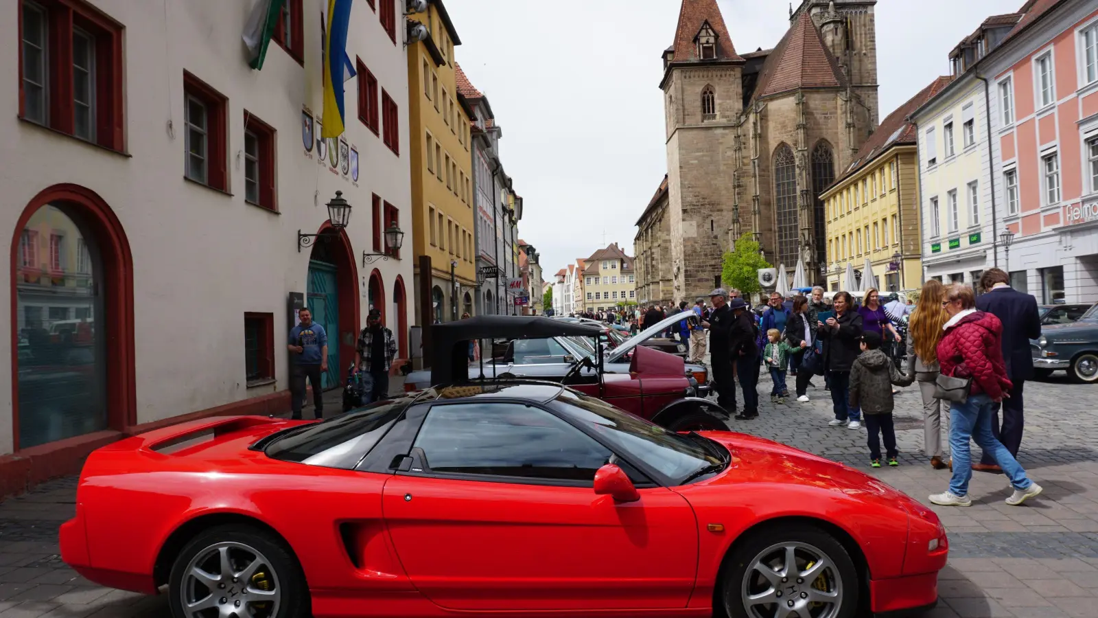 Riesig ist das Interesse an den historischen Fahrzeugen, hier im Vordergrund ein roter Honda NST, Baujahr 1990. (Foto: Andrea Walke)
