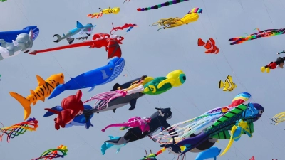 Zahlreiche bunte Drachen sind beim Drachenfest über dem Strand von St. Peter-Ording in der Luft. Zu sehen sind überdimensionale Kreationen, Lenkdrachen, Unikate und beliebte Comicfiguren. (Foto: Christian Charisius/dpa)
