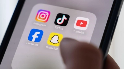 Der Sog der digitalen Plattformen ist für alle Altersgruppen da: Doch die Wirkungen der Nutzung könnten sich unterscheiden. (Symbolbild) (Foto: Alicia Windzio/dpa)