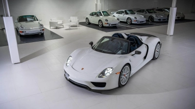Eine Sammlung von 56 weißen Porsche-Sportwagen soll im US-Bundesstaat Texas versteigert werden. (Foto: Darin Schnabel/Sotheby's/dpa)