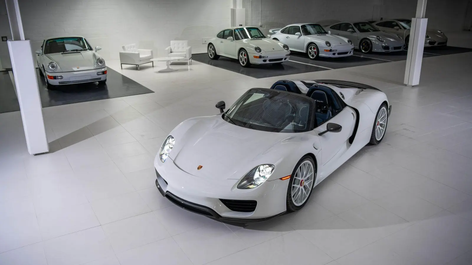 Eine Sammlung von 56 weißen Porsche-Sportwagen soll im US-Bundesstaat Texas versteigert werden. (Foto: Darin Schnabel/Sotheby's/dpa)