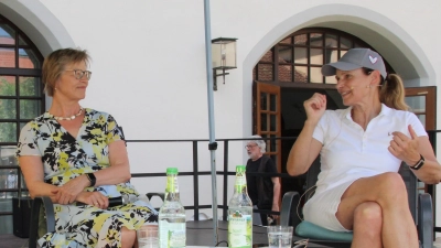Roland Gertz vom Evangelischen Presseverband genoss mitsamt den Zuhörern die kleine Talkrunde mit Regionalbischöfin Gisela Bornowski und Sportstudiomoderatorin Katrin Müller-Hohenstein (von links). (Foto: Jürgen Leykamm)