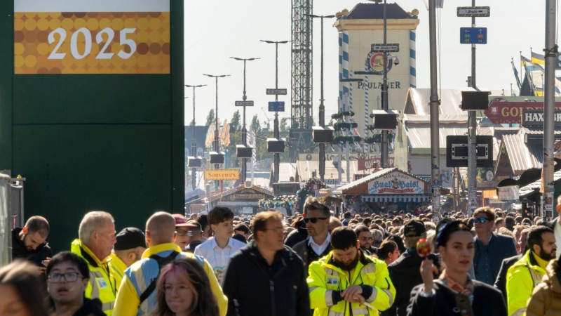 Soll die Wiesn Eintritt kosten? (Foto: Peter Kneffel/dpa)
