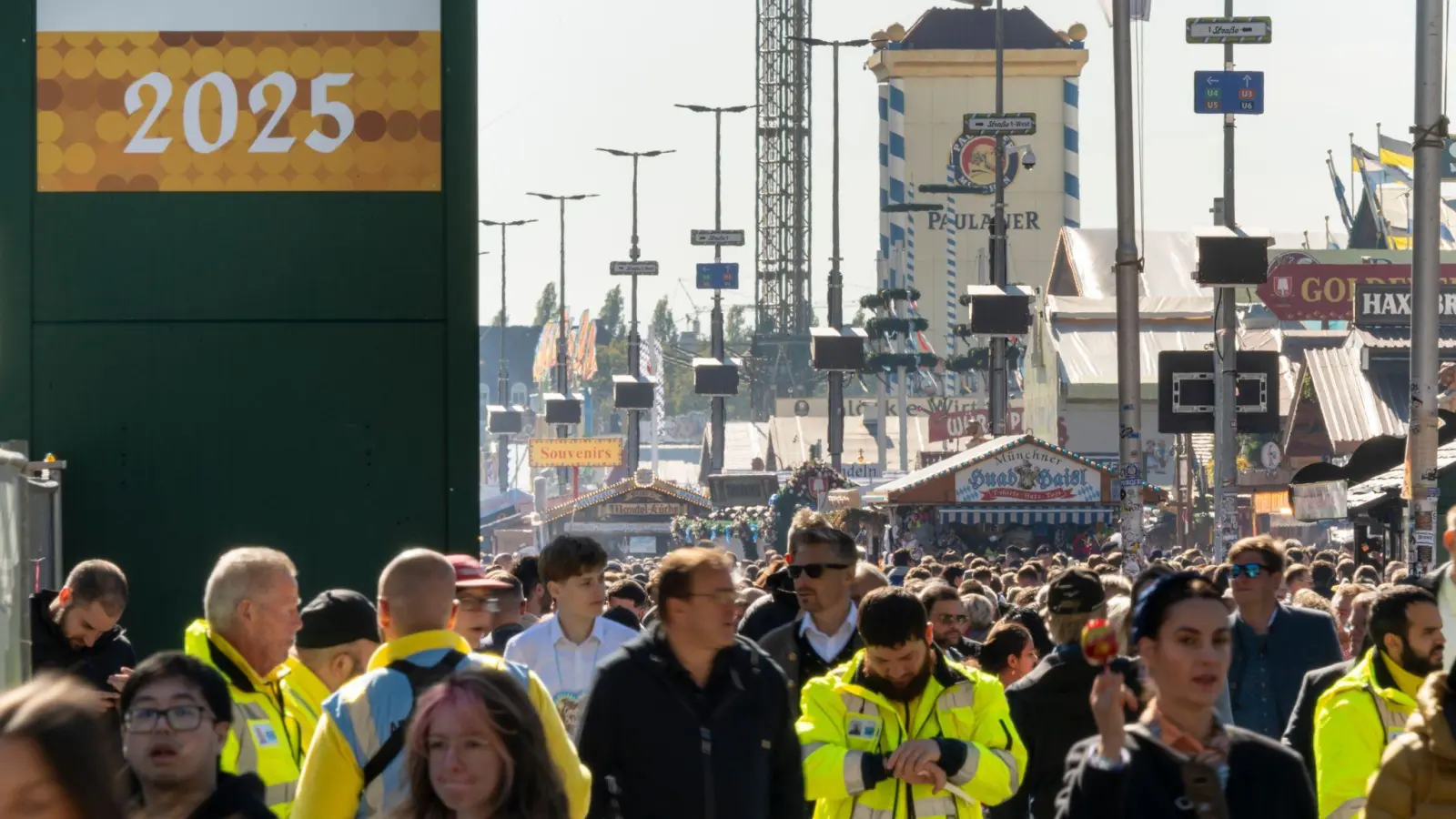 Soll die Wiesn Eintritt kosten? (Foto: Peter Kneffel/dpa)