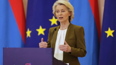 EU-Kommissionspräsidentin Ursula von der Leyen und US-Präsident Donald Trump verständigten sich im Sommer 2025 auf einen Zoll-Deal. (Foto: Anthony Pizzoferrato/AP/dpa)