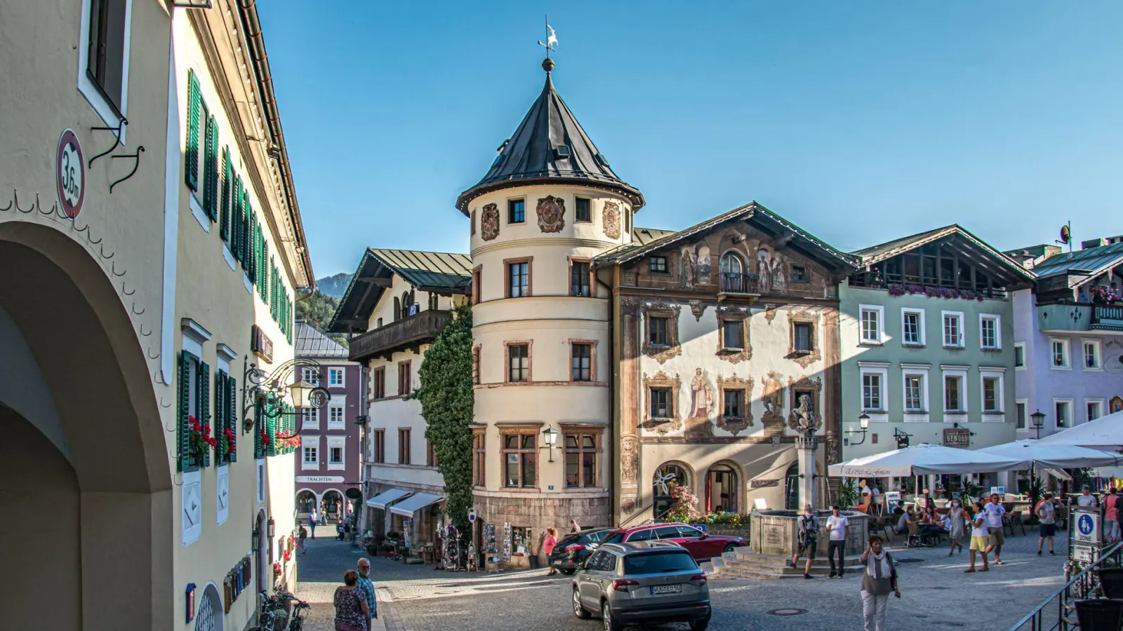 Sommerabend in Berchtesgaden: Die Radtour führt über den Marktplatz, sehenswert ist aber auch das Schloss Berchtesgaden. (Foto: Bergerlebnis Berchtesgaden/dpa-tmn)