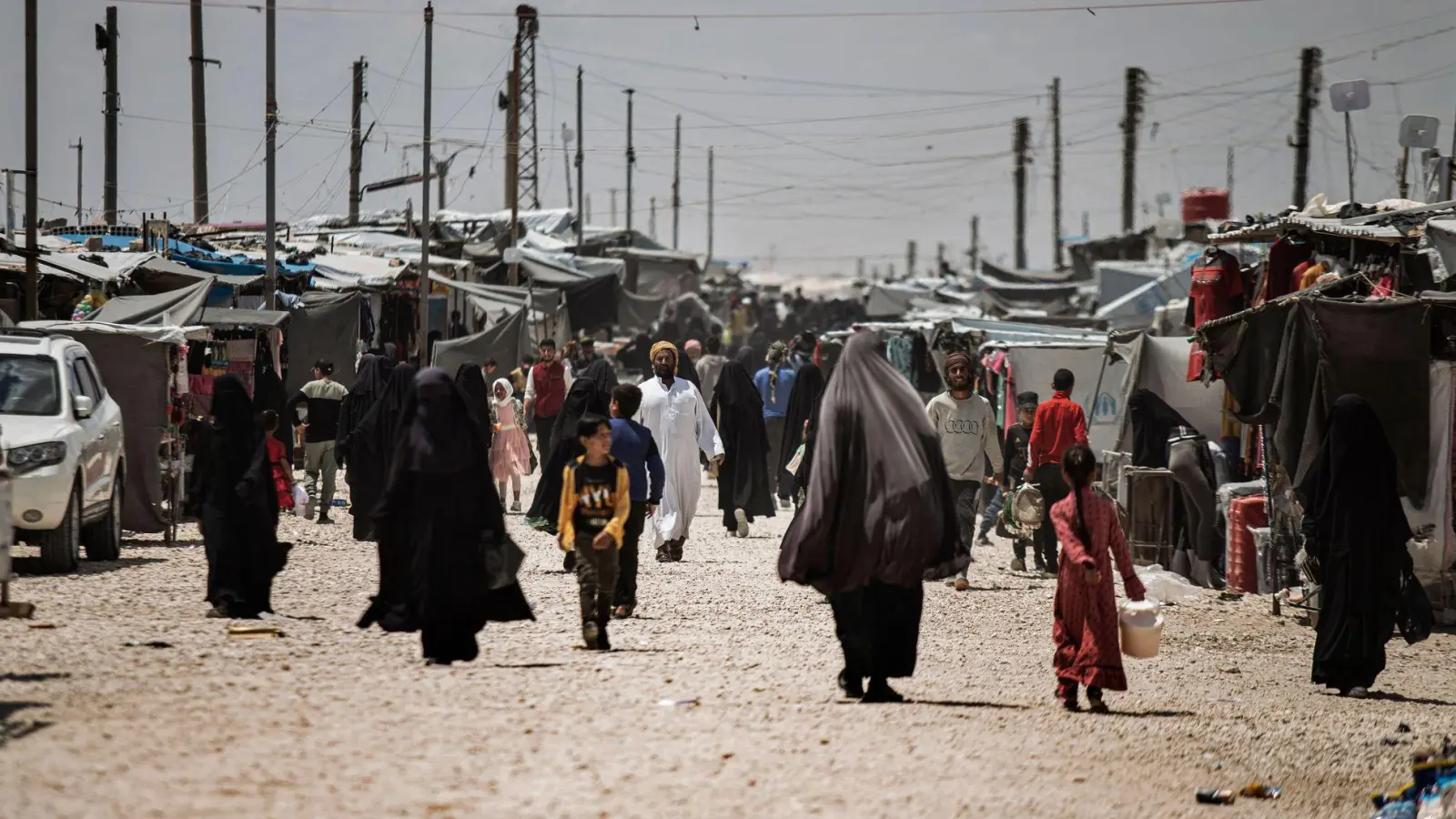 Die Kurdenmilizen bewachten das berüchtigte Lager. (Archivbild) (Foto: Baderkhan Ahmad/AP/dpa)