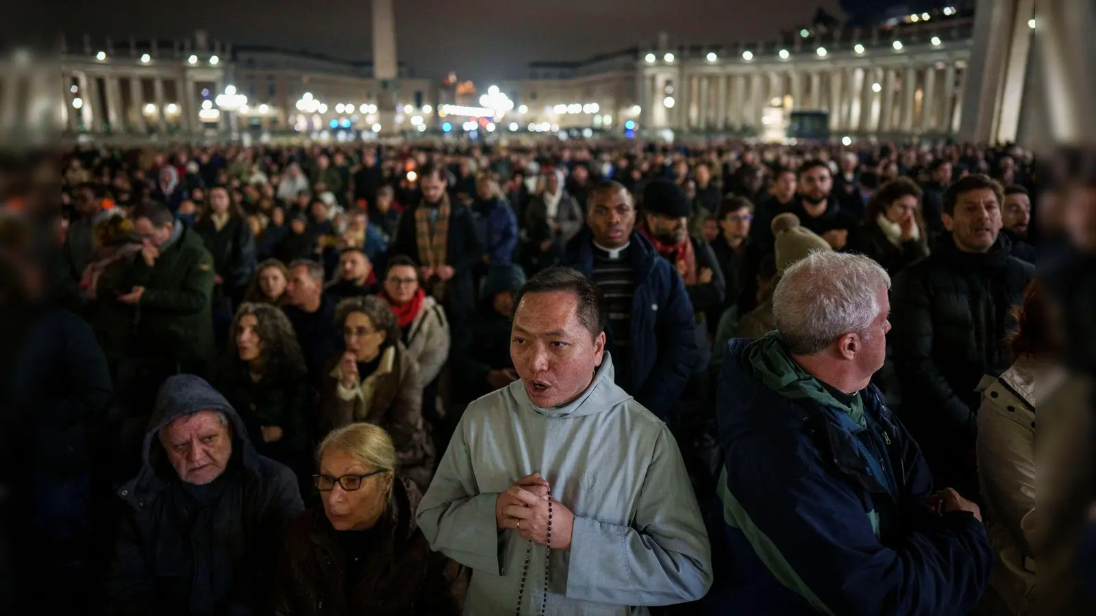 Auf dem Petersplatz beten Tausende Gläubige für den schwer kranken Papst Franziskus den Rosenkranz.  (Foto: Bernat Armangue/AP/dpa)