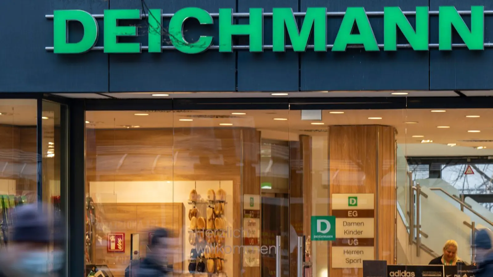 Schuhkartons stehen im Zentrum eines Rechtsstreits. (Archivbild) (Foto: Monika Skolimowska/dpa)