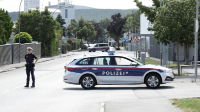 Bei einem stundenlangen Großeinsatz stellte die Polizei chemische Substanzen sicher. (Foto: Alex Halada/APA/dpa)