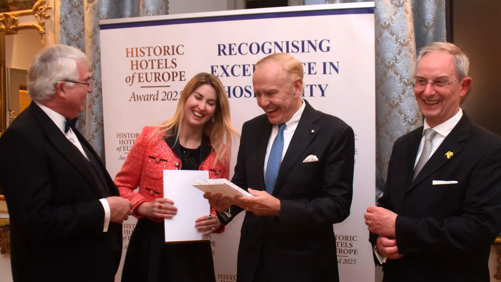 Groß ist die Freude bei Professor Dr. Dr. Peter Löw und seiner Frau Clara über den Award in der Kategorie „Historisches Schlosshotel 2025“. Mit ihnen freute sich Hoteldirektor Michael Zager (rechts). Den Preis hatte Kenneth Healy (links) übergeben. (Foto: Gerhard Krämer)