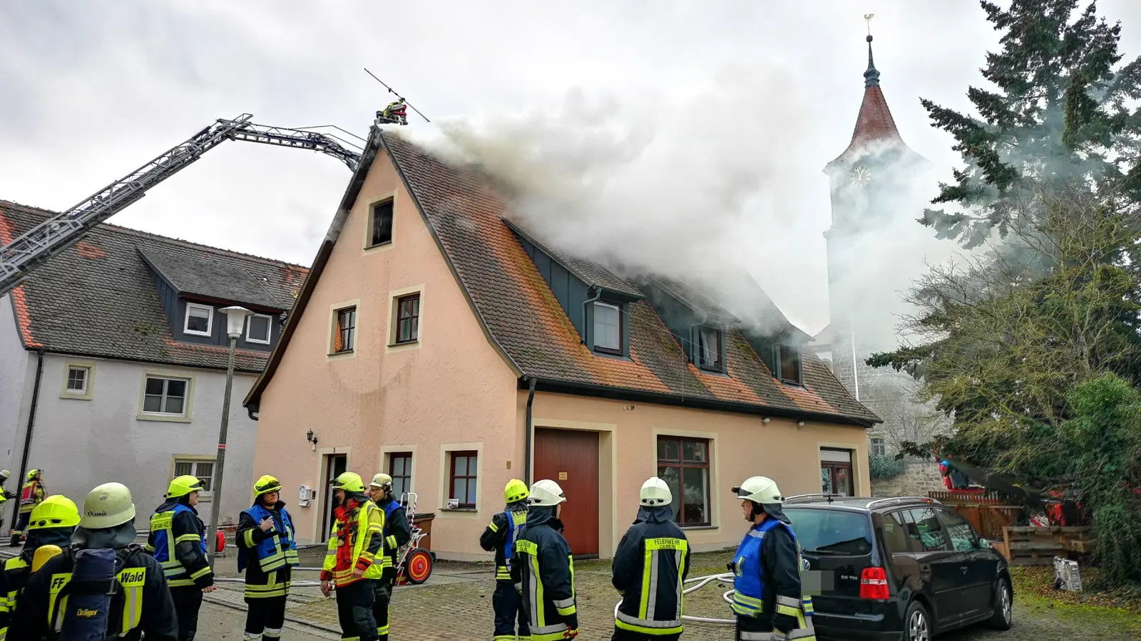 Mit einem Wohnhausbrand in Geslau haben die Einsatzkräfte in Geslau zu kämpfen. (Foto: Jürgen Binder)