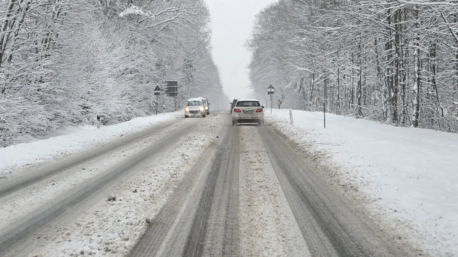 Auch am späteren Montagvormittag waren die Straßenverhältnisse meist noch winterlich - wie hier am Zeilberg zwischen Elpersdorf und Ansbach. (Foto: Wolfgang Grebenhof)