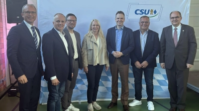 Der neue Kreisvorstand der CSU samt Gratulanten (von links): MdB Tobias Winkler, Dieter Hummel, Werner Stieglitz, Ulrike Streng, Dr. Christian von Dobschütz, Armin Luther und der hohe Repräsentant Christian Schmidt. (Foto: Ute Niephaus)