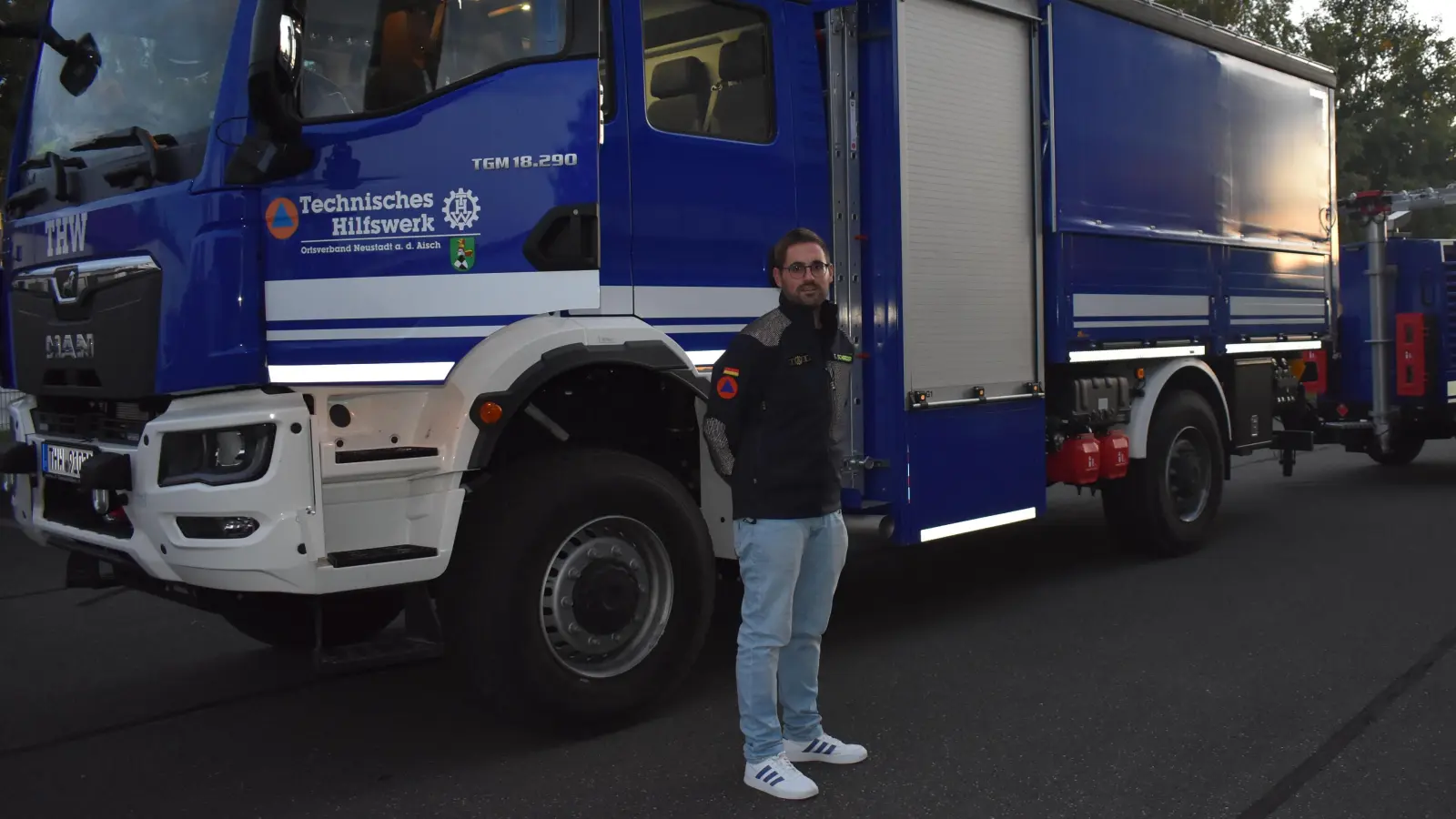 THW-Ortsbeauftragter Thomas Scherzer stellt die neuesten Anschaffungen des Neustädter Ortsverbandes vor. Es handelt sich dabei um einen Mehrzweckgerätewagen und einen Anhänger mit Stromerzeuger (50 Kilovoltampere) und einen ausfahrbaren Lichtmast. (Foto: Ute Niephaus )