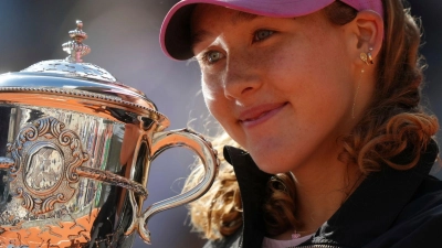 Mirra Andrejewa lächelt mit der Trophäe in den Händen. (Foto: Aurelien Morissard/AP/dpa)