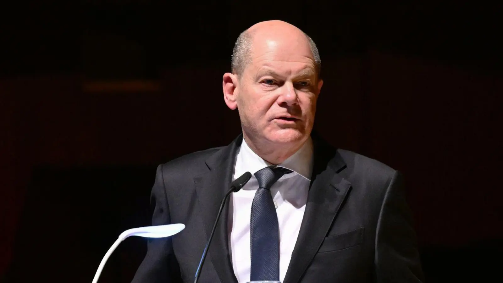 Bundeskanzler Olaf Scholz: „Seit ich denken kann, begleiten mich Bücher durch mein Leben.“ (Foto: Hendrik Schmidt/dpa)