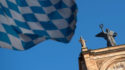 Eine Bayernflagge weht vor dem bayerischen Landtag. (Foto: Sven Hoppe/dpa/Archivbild)