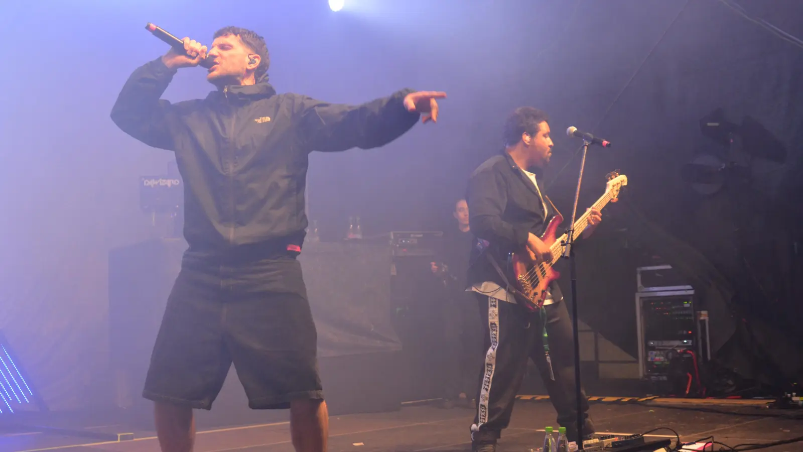 Swiss und die Andern lassen sich bitten – eine halbe Stunde zu spät erklommen sie endlich die Bühne. Das Warten hatte sich aber gelohnt: Die deutsche Punk-Rap-Band aus Hamburg, die sich durch ihre rebellische Haltung, politische Texte und eine energiegeladene Mischung aus Punkrock, Rap und Metal auszeichnet, setzt einen würdigen Schlusspunkt hinter das diesjährige Biberttal-Festival. (Foto: Yvonne Neckermann)
