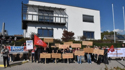Ungewohnt laut wurde es am Mittwochmittag vor den Werkstoren der Firma Schunk Gerhard Carbon Technology GmbH in Obernzenn: Über 40 Personen kritisierten den Umgang der Arbeitgeberseite mit den Mitarbeitenden. Zum Jahresende wird der Betrieb eingestellt. (Foto: Yvonne Neckermann)
