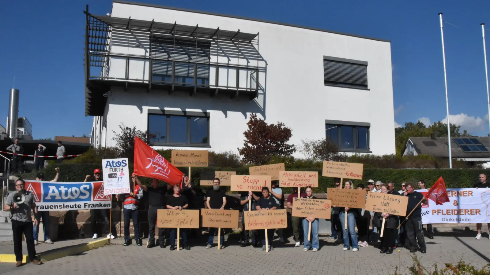 Ungewohnt laut wurde es am Mittwochmittag vor den Werkstoren der Firma Schunk Gerhard Carbon Technology GmbH in Obernzenn: Über 40 Personen kritisierten den Umgang der Arbeitgeberseite mit den Mitarbeitenden. Zum Jahresende wird der Betrieb eingestellt. (Foto: Yvonne Neckermann)