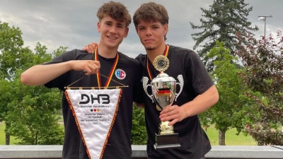 Mit deutschem Meister-Wimpel und Pokal, von links: Philipp Senft und Moritz Moser. (Foto: Liv Stöth)