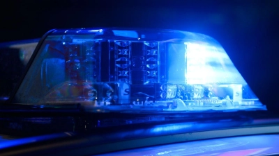 Ein Blaulicht leuchtet auf einem Einsatzfahrzeuge der Polizei. (Symbolbild) (Foto: Julian Stratenschulte/dpa)