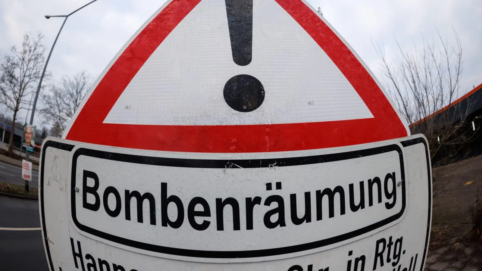 Wegen einer Bombenentschärfung wird am Dienstagabend auch vorübergehend die Bahnlinie zwischen Augsburg und Ulm gesperrt. (Symbolbild) (Foto: Friso Gentsch/dpa)