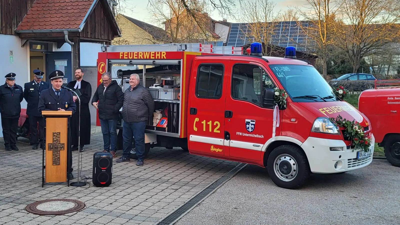 Vor dem Feuerwehrgerätehaus fand die Übergabe des neuen Einsatzfahrzeugs der Freiwilligen Feuerwehr Untermichelbach statt. Kommandant Matthias Dölfel (am Rednerpult) freute sich, dass die Anschaffung als Ersatz für den alten Anhänger gelungen ist. (Foto: Albert Schülein)