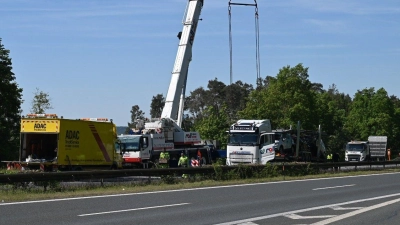 Die Bergung auf der A6 läuft auf Hochtouren. Trotzdem dürften noch einige Stunden vergehen, bis die Fahrbahn wieder freigegeben werden kann. (Foto: Wolfgang Grebenhof)