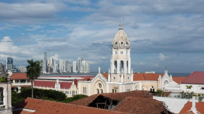 Im Hintergrund die moderne Skyline: Über den Dächern der kolonialen Altstadt von Panama-Stadt. (Foto: Andreas Drouve/dpa-tmn)