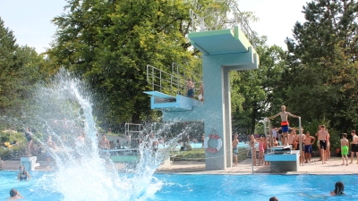 Bald sind wieder Sprünge vom Fünf-Meter-Turm möglich. Am 19. Mai öffnet das Freibad – sofern das Wetter gut ist. (Archivfoto: Jarah Greipel)