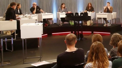 Die Schreibtalente stellen sich einer kritischen Jury und dem Live-Publikum. (Foto: Gerd Eggenberger/APA/dpa)
