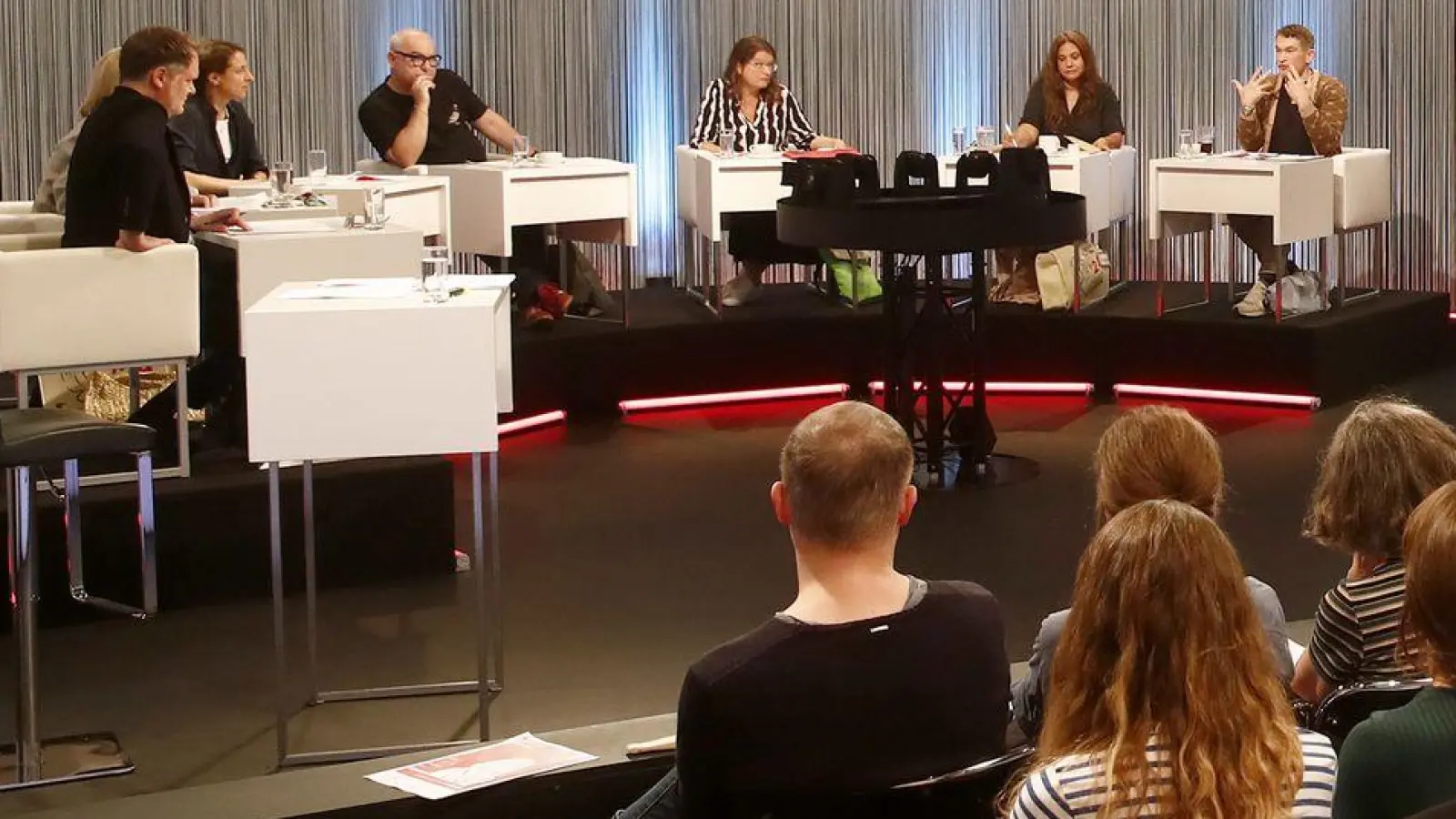 Die Schreibtalente stellen sich einer kritischen Jury und dem Live-Publikum. (Foto: Gerd Eggenberger/APA/dpa)