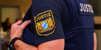 Beim Doppelmord-Prozess mussten in der Verhandlungspause weitere Justizvollzugsbeamte hinzugeholt werden, um Streit zu schlichten. (Foto: Irmeli Pohl)