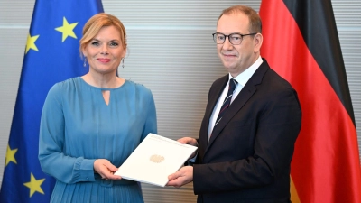 Der Wehrbeauftragte übergibt den Jahresbericht 2025.  (Foto: Elisa Schu/dpa)