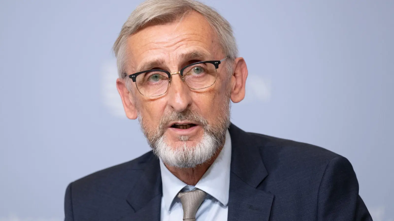 Innenminister Armin Schuster lehnt nach AfD-Einstufung anlasslose Gesinnungsprüfung für Beamte mit AfD-Mitgliedschaft ab. (Archivbild) (Foto: Sebastian Kahnert/dpa)